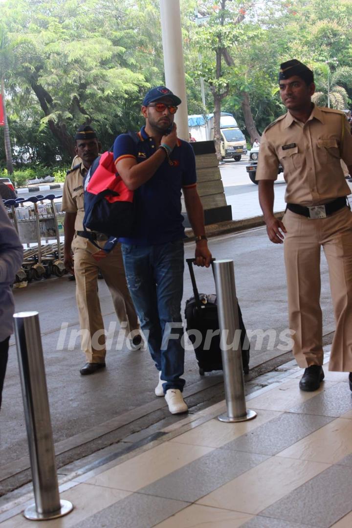 Yuvraj Singh Snapped at Airport