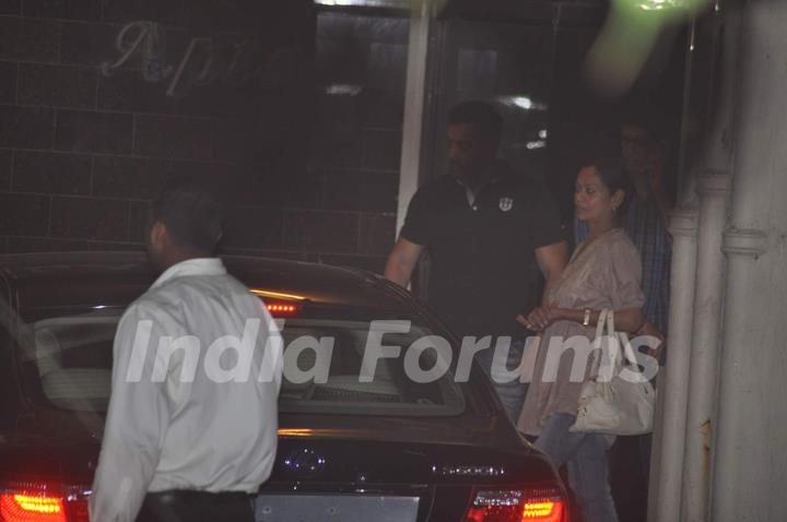 Zarina Wahab Snapped at Salman's Residence (Galaxy Apartments)