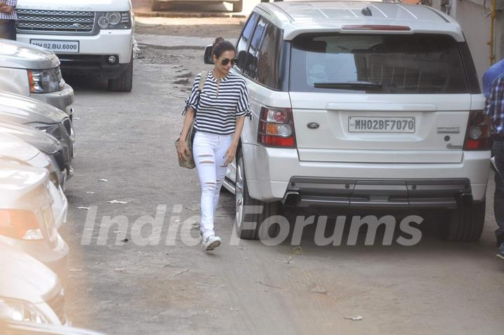 Malaika Arora Khan Snapped at Salman's Residence (Galaxy Apartments)