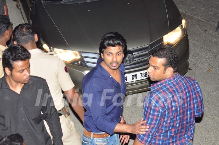 Nikhil Dwivedi Snapped at Salman's Residence (Galaxy Apartments)