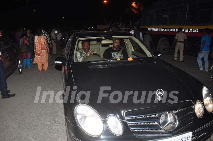 Rannvijay Singh Snapped at Salman's Residence (Galaxy Apartments)