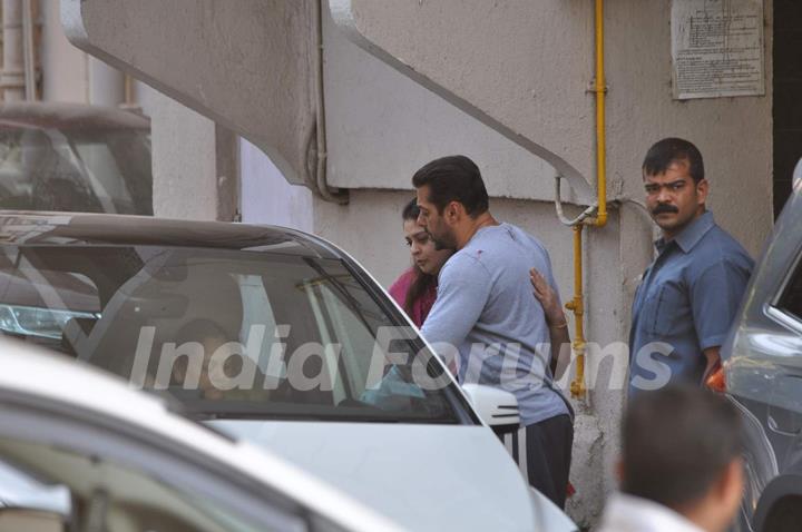 Nagma Snapped at Salman's Residence (Galaxy Apartments)