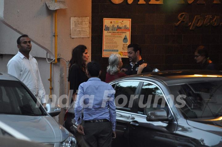 Waheeda Rehman Snapped at Salman's Residence (Galaxy Apartments)