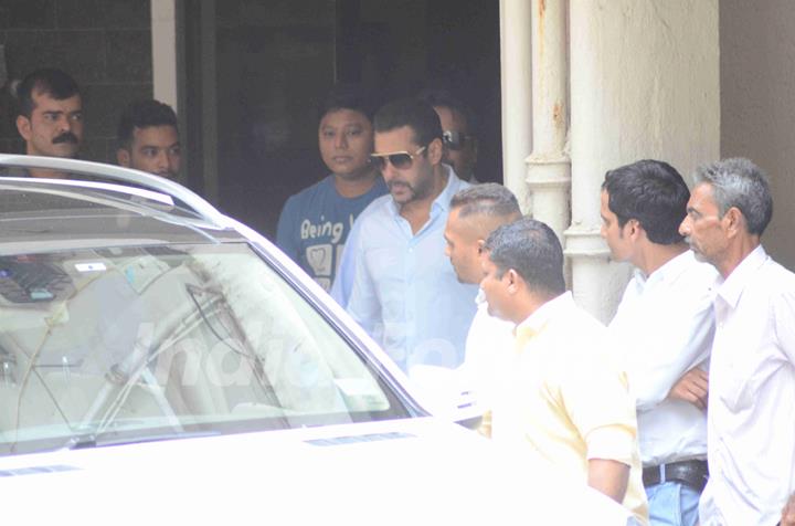 Celebs Snapped at Salman's Residence (Galaxy Apartments)