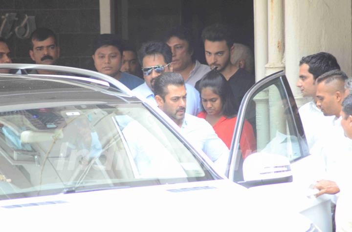 Celebs Snapped at Salman's Residence (Galaxy Apartments)