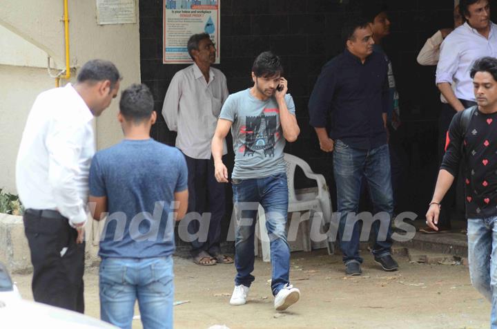 Himesh Reshamiya Snapped at Salman's Residence (Galaxy Apartments)