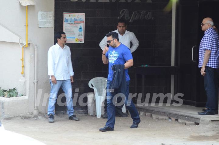 Raj Kundra Meets Salman Khan at his Residence