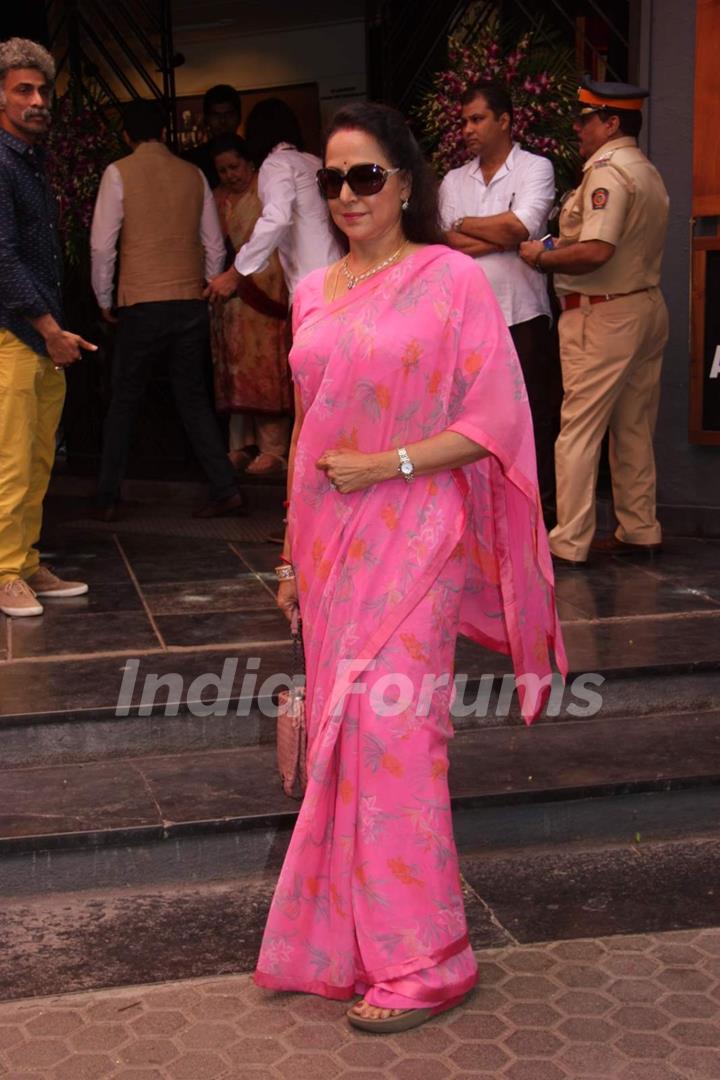 Hema Malini poses for the media at the Felicitation Ceremony of Shashi Kapoor