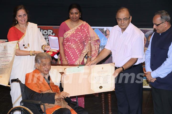 Shashi Kapoor felicitated with Dadasaheb Phalke Award