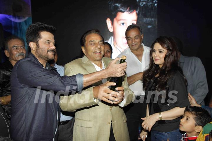 Dharmendra, Anil Kapoor and Preity Zinta Opens a Champagne for the Party!