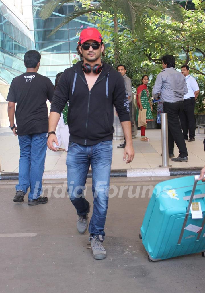 Sushant in His M S Dhoni Look Snapped at Airport