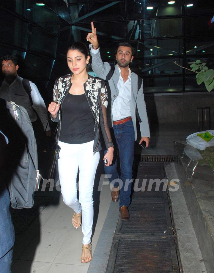 Anushka Sharma and Ranbir Kapoor Snapped at Airport
