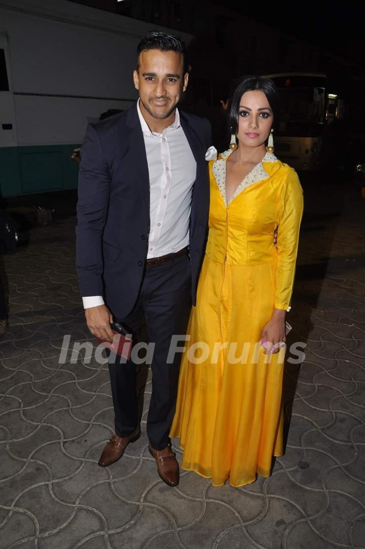 Anita Hassanandani poses with husband at Star Parivaar Awards 2015