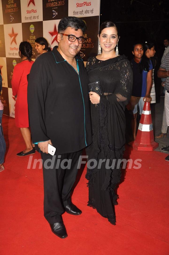 Simone Singh poses with Farhad Samar at Star Parivaar Awards 2015