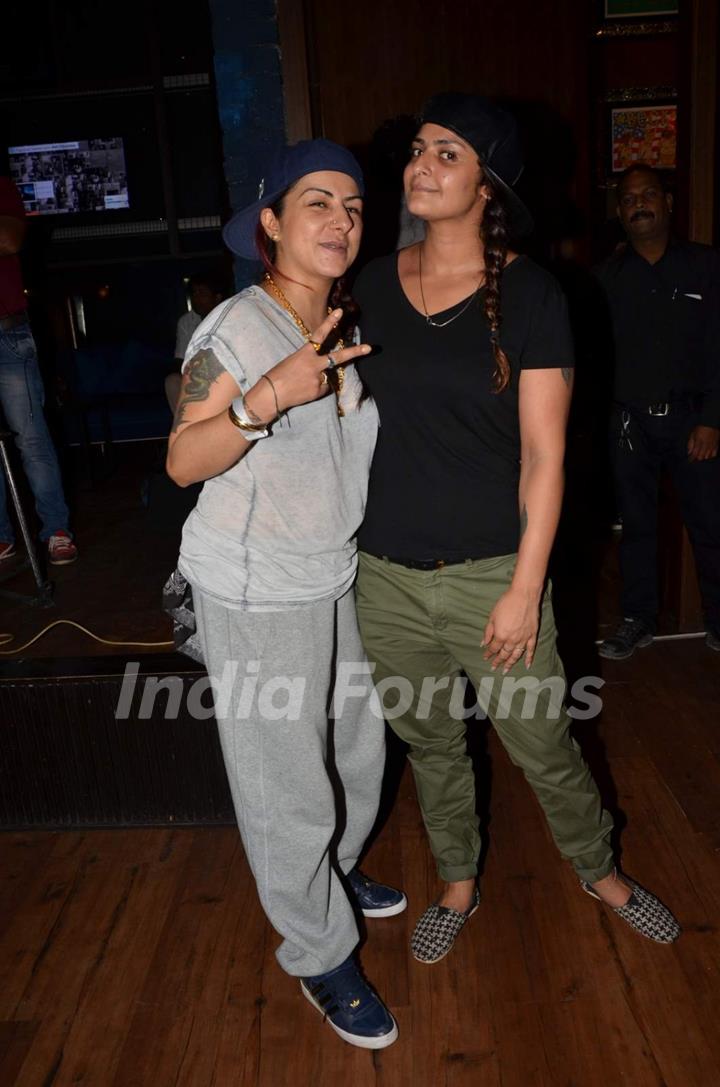 Hard Kaur With a Friend atRadio Mirchi Top 20 Awards