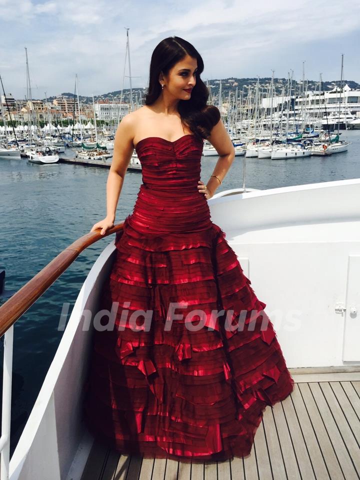 Aishwarya Rai Bachchan sizzles in the red gown at Cannes Film Festival 2015