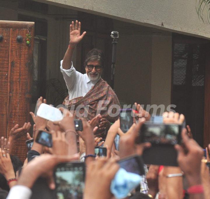 Amitabh Bachchan Snapped Outside Jalsa!