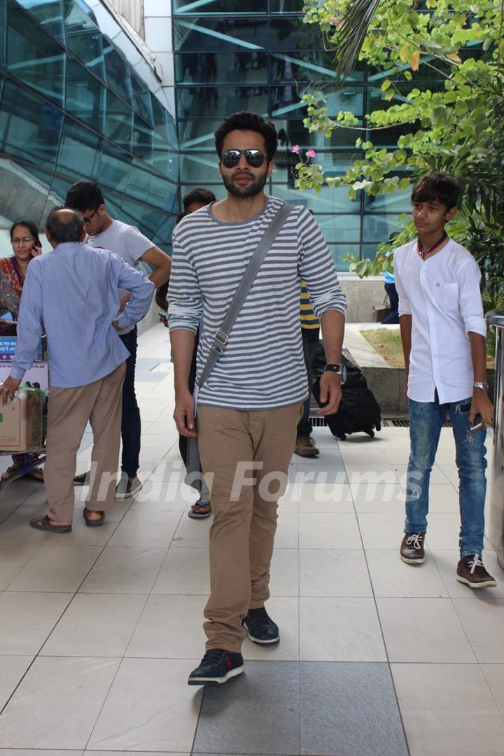 Jackky Bhagnani Snapped at Airport