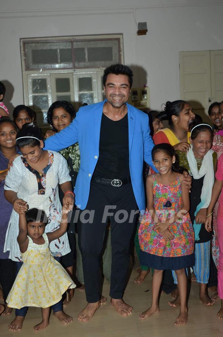 Ajaz Khan Spends Time With Kids