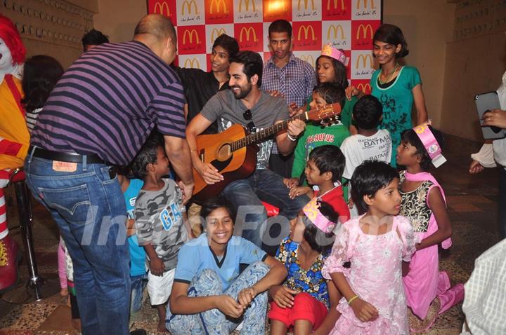 Ayushmann Khurrana Celebrates No TV Day by Singing for the Childrens!
