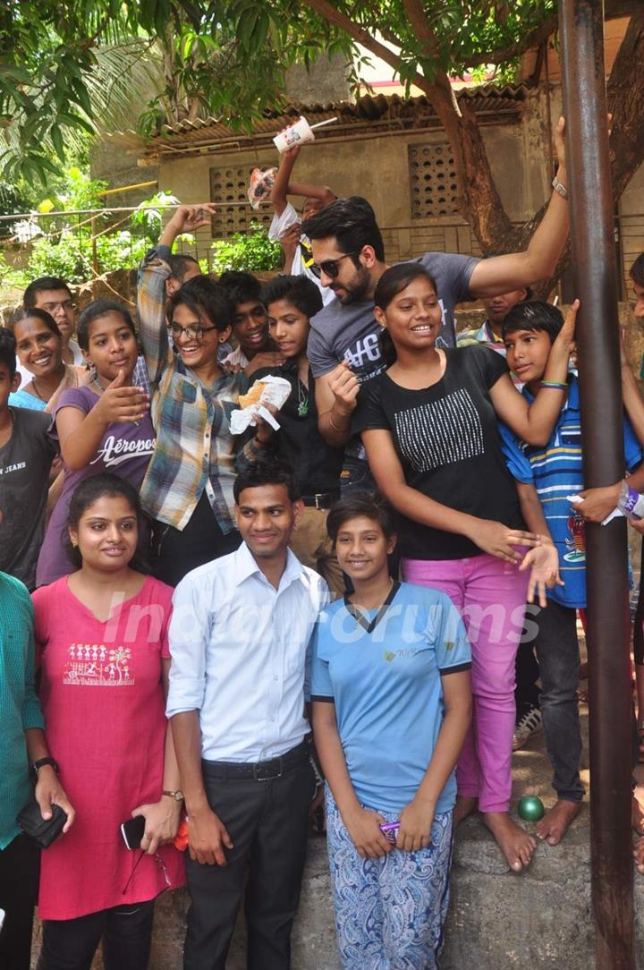 Ayushmann Plays With Childrens to Celebrate No TV Day!