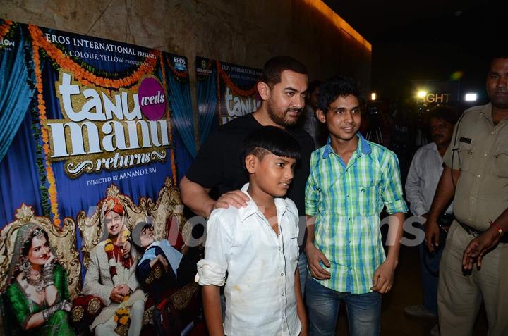 Aamir Khan Click Pictures With Fans at Screening of Tanu Weds Manu Returns