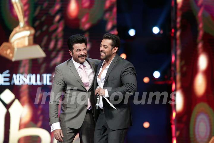 Salman Greets Anil Kapoor at AIBA Awards