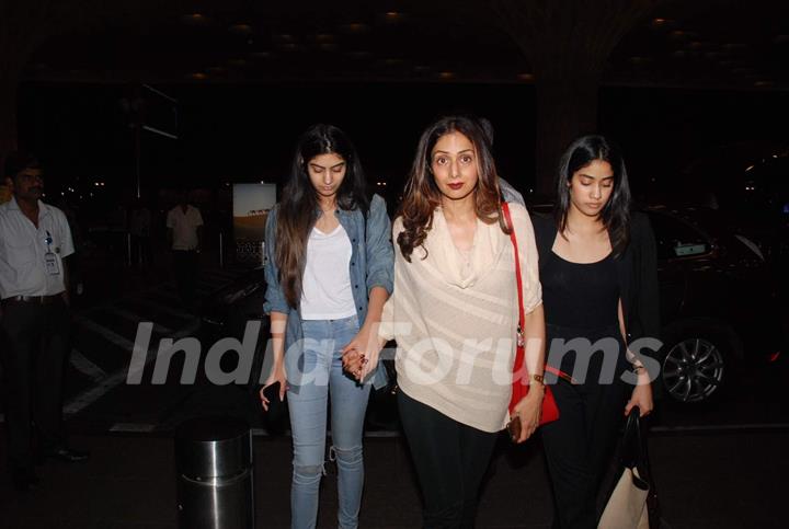 Sridevi was snapped with daughters at Airport while leaving for IIFA 2015