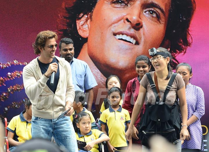Hrithik Roshan interacts with fans at Pavillion Mall in Malaysia