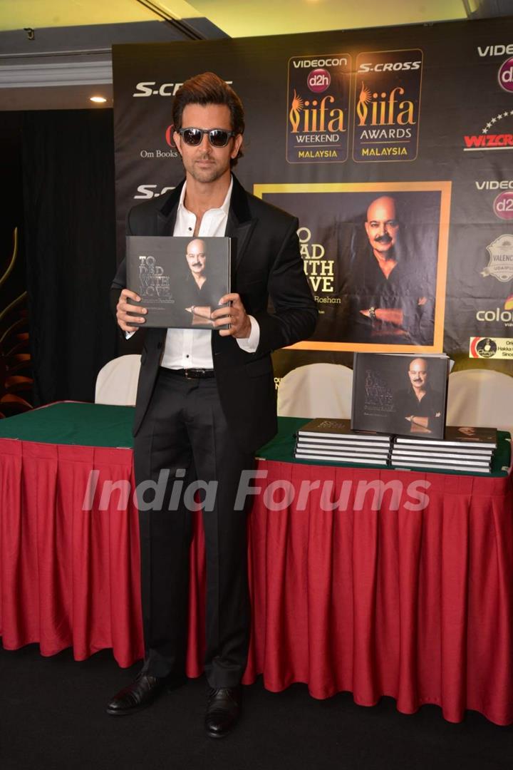 Hrithik Roshan Launches Book at IIFA for His Dad