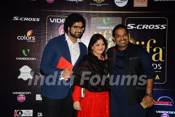 Shankar Mahadevan poses with family at the Premier of Dil Dhadakne Do at IIFA 2015