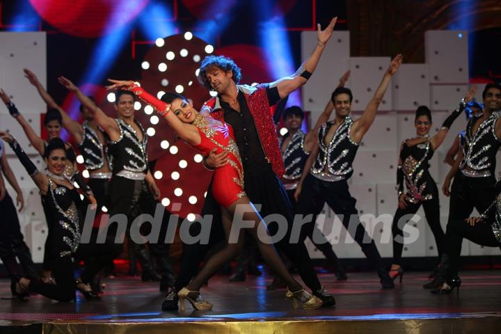 Hrithik Roshan performs at IIFA 2015 Day 2