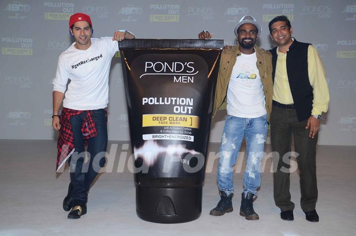 Remo Dsouza and Varun Dhawan pose for the media at ABCD 2 Pond's Men Promotions