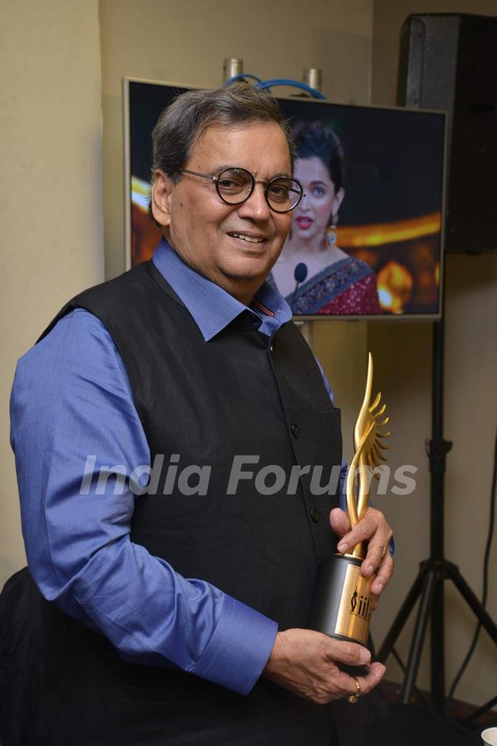 Susbhash Ghai holds IIFA Trophy- Backsatge of IIFA Awards