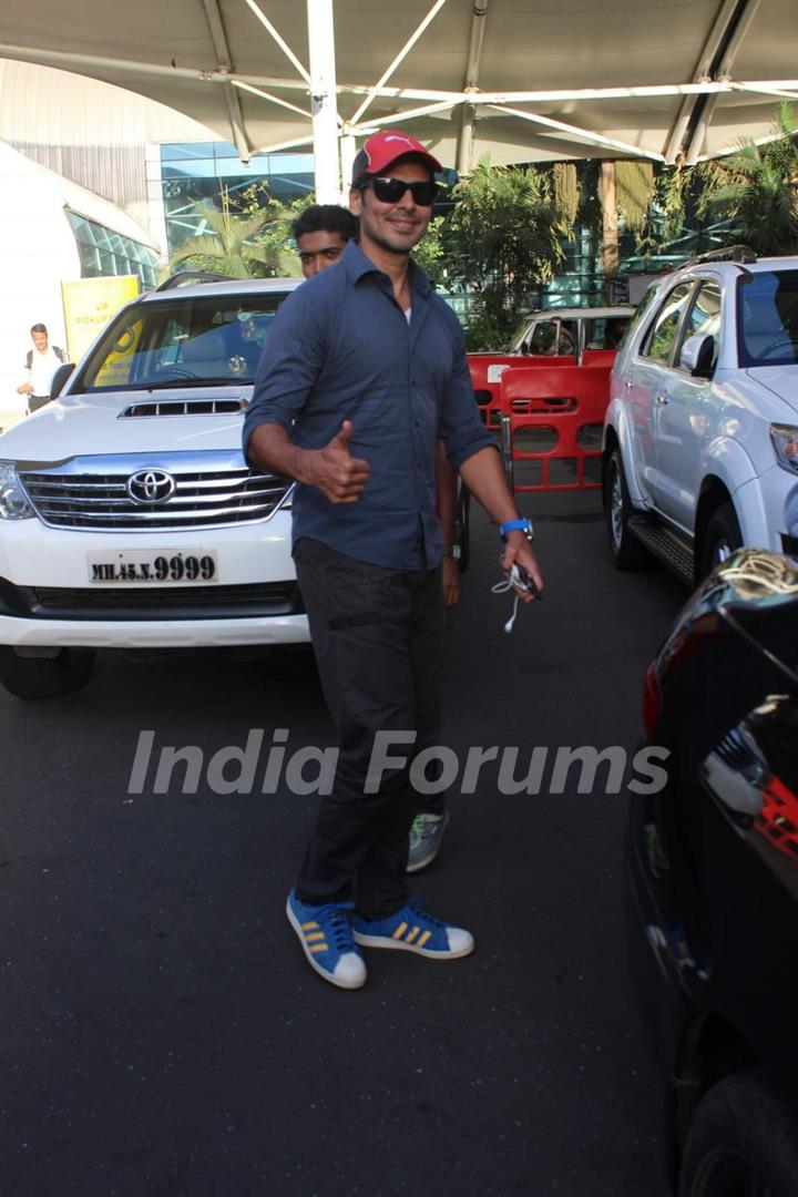 Dino Morea Snapped at Airport