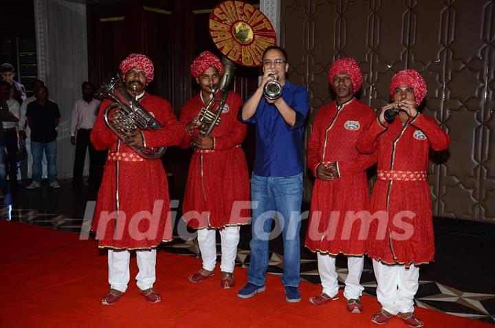 Band Baja! Vidhu Vinod Chopra Tries Some Instruments at Success Bash of PK