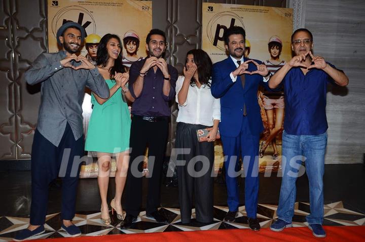 Posers! Vidhu Vinod Chopra With DDD Team at  Success Bash of PK