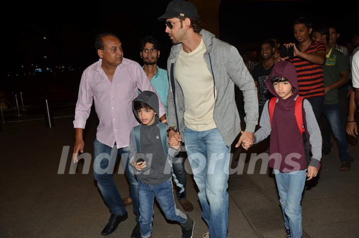 Hrithik Roshan snapped with kids while leaving for Cape Town Vacations