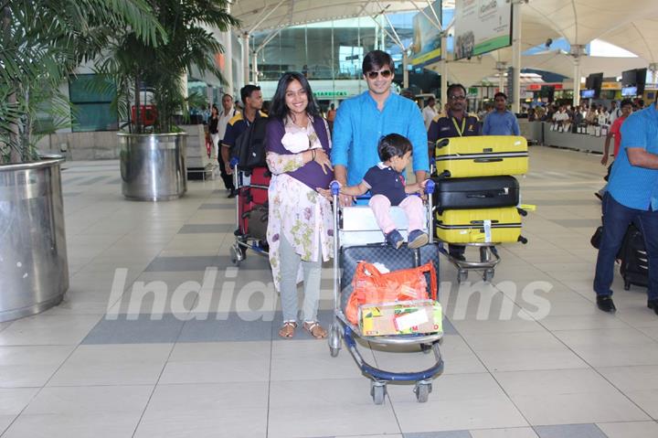 Vivek Oberoi Snapped With His Family at Airport