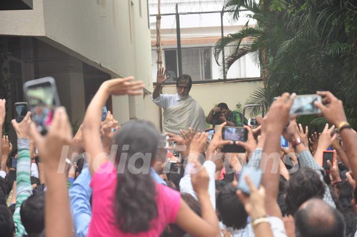 Big B Snapped at Jalsa