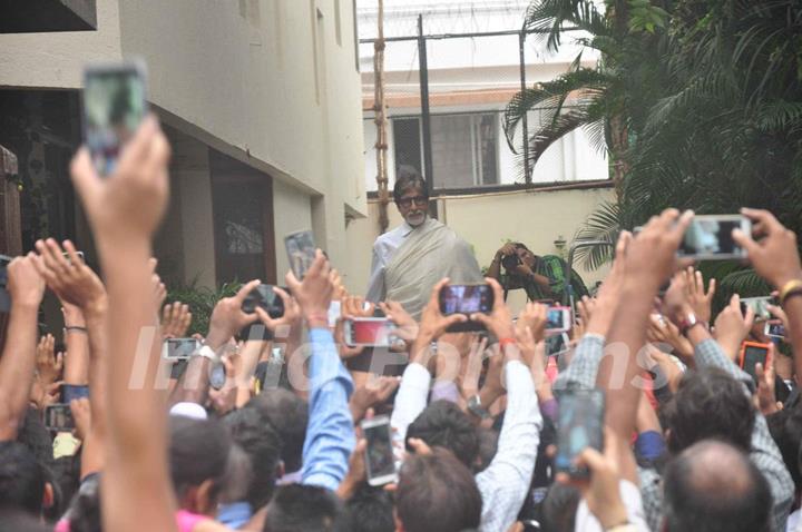 Amitabh Bachchan Greets His Fans!