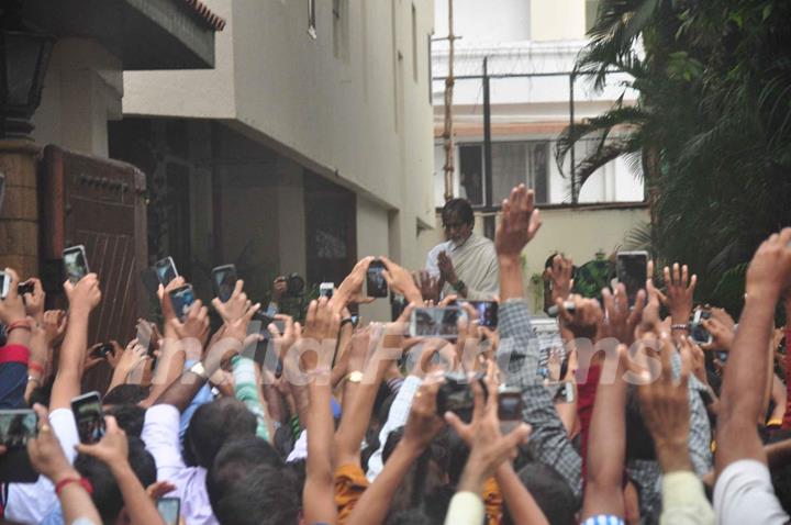 Big B Meets His Fan Outside Jalsa!