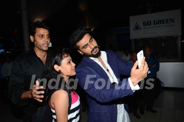 Arjun Kapoor clicks a selfie with a fan at the Airport