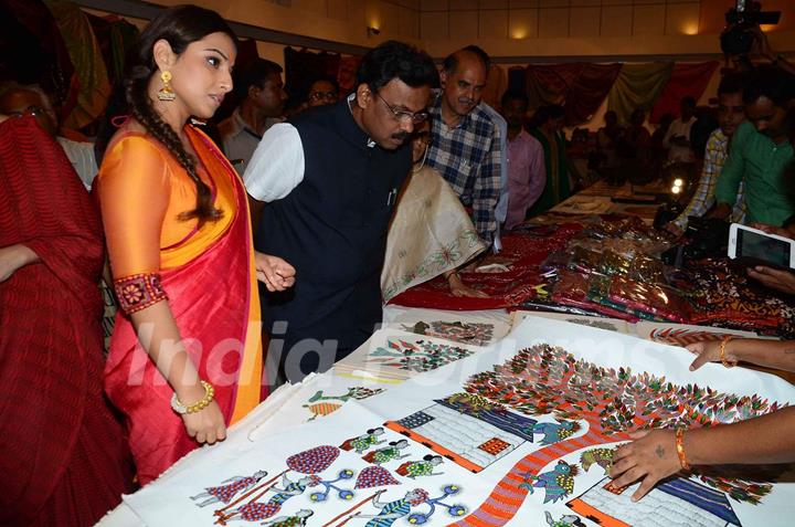Vidya Balan and Hon'ble Minister Vinod tawde Checking Out Things at Craft Exhibition