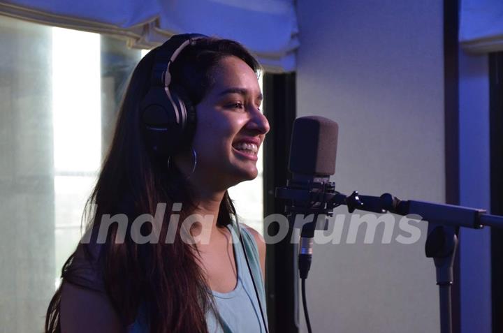 Shraddha Kapoor Records an Unplugged Version of Bezubaan Phir Se!