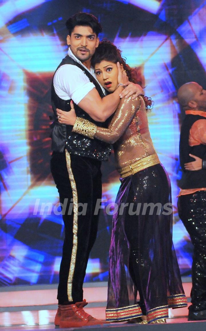 Gurmeet Choudhary and Debina Bonnerjee Performs at MedScapeIndia Awards