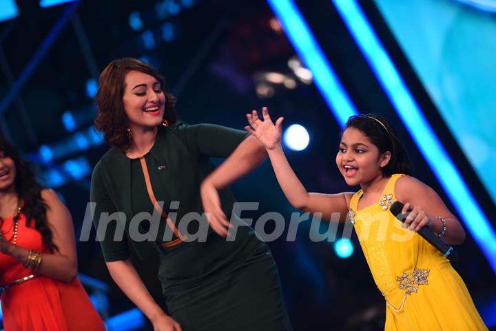 Sonakshi Dances With The Contestant at Indian Idol Junior Season 2