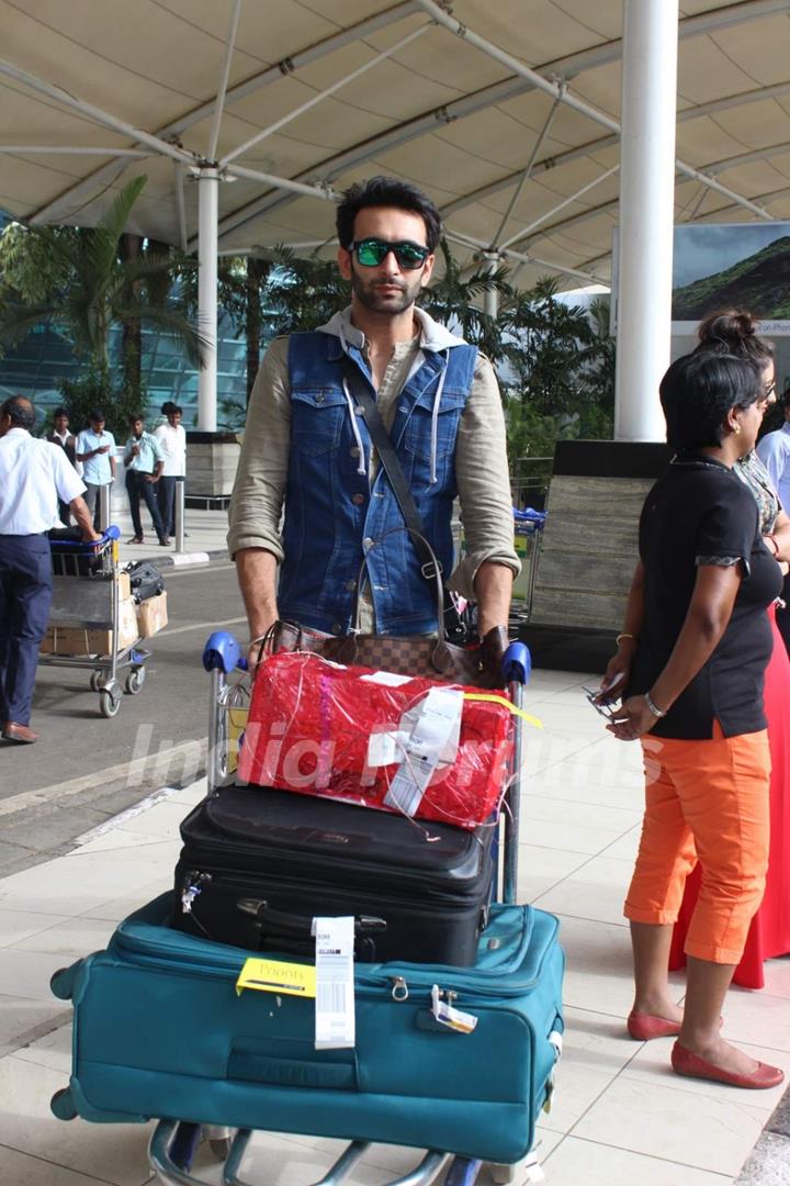 Nandish Sandhu Snapped at Airport