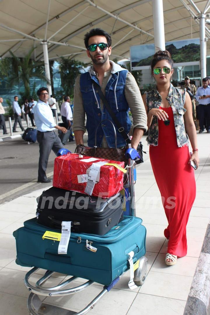 Nandish Sandhu and Rashami Desai Snapped at Airport