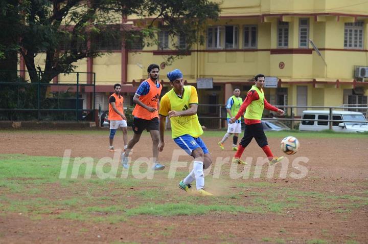 Ranbir Kapoor and Marc Robinson Snapped Playing All Football!